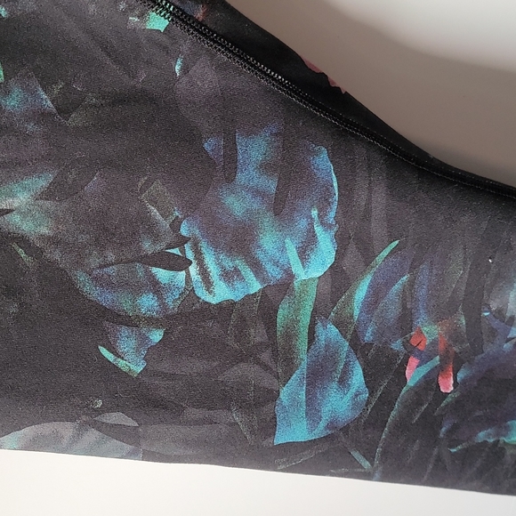 Lucy Studio Hatha Capri Leggings Black Tropical Print Size XL - Picture 4 of 9